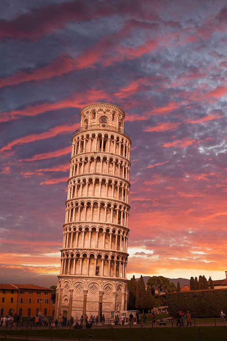 Schiefer Turm von Pisa bei Sonnenuntergang in der Toskana, Italien