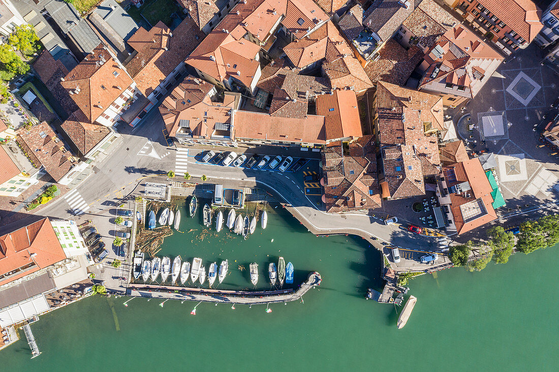 Luftaufnahme von Gebäuden und Yachthafen am Comer See in der Lombardei, Italien