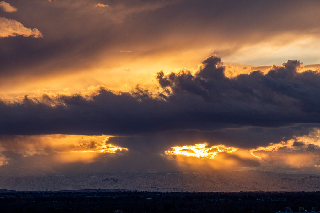 Dramatischer Himmel bei Sonnenuntergang