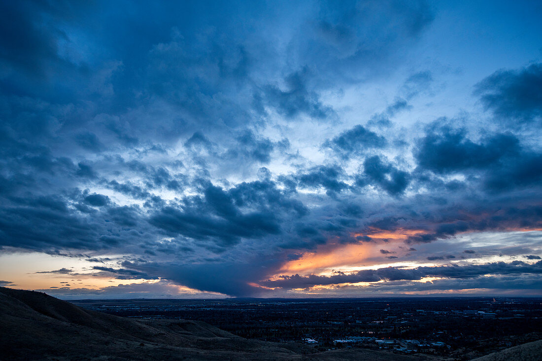 Bedeckter Himmel bei Sonnenuntergang