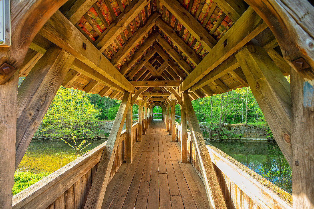 Holzbrücke im Taubertal bei Rothenburg ob der Tauber, Ansbach, Mittelfranken, Franken, Bayern, Deutschland, Europa
