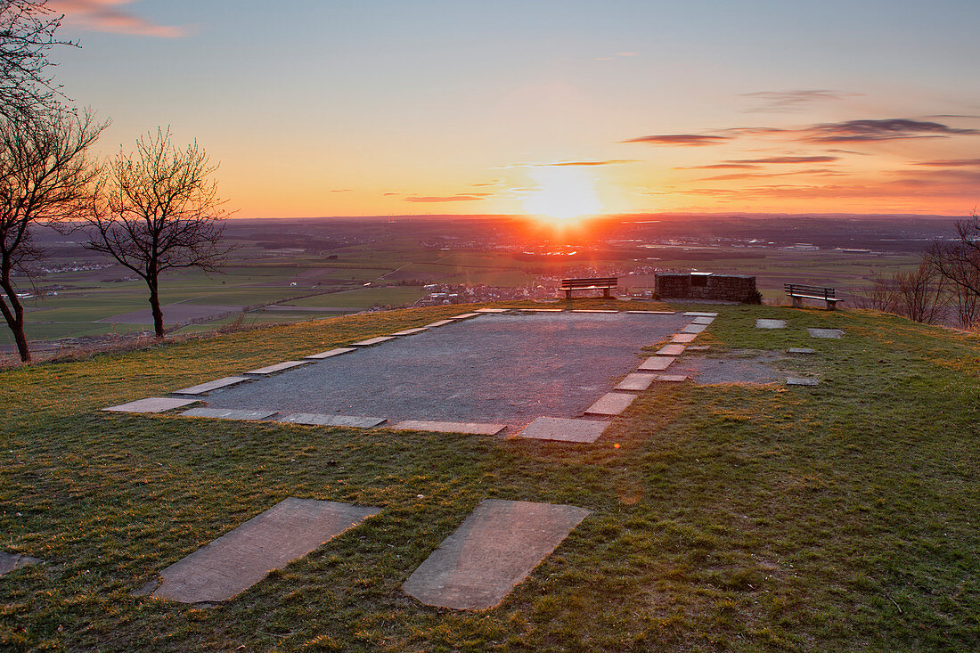 Sonnenuntergang am Kapellrangen auf dem Schwanberg, Rödelsee, Kitzingen, Unterfranken, Franken, Bayern, Deutschland, Europa