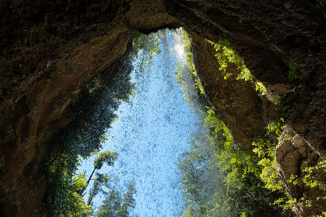 Hinter dem Wasserfall in der Pähler Schlucht, Pähl,  Bayern, Deutschland, Europa