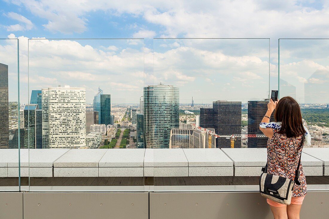 Frankreich, Hauts-de-Seine, La Défense, die Grande Arche des Architekten Otto von Spreckelsen, Blick von der am 01.06.2017 eröffneten Dachterrasse, 11.000 m2 Fläche, entworfen von Valode & Pistre architects