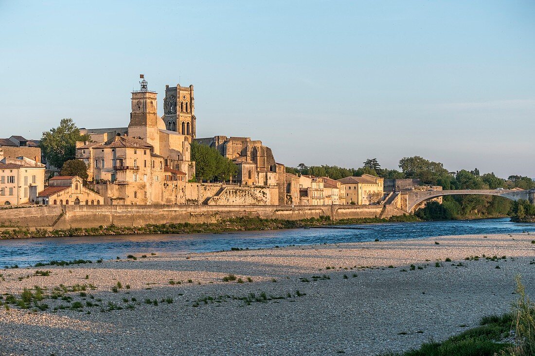 Frankreich, Gard, Pont-Saint-Esprit, Priorat Saint-Pierre und Kirche Saint-Saturnin im Rhônetal