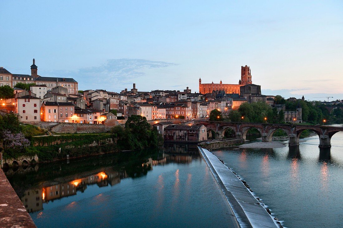 Frankreich, Tarn, Albi, Bischofsstadt, UNESCO-Weltkulturerbe, die alte Brücke aus dem 11. Jahrhundert und die Kathedrale Sainte Cecile