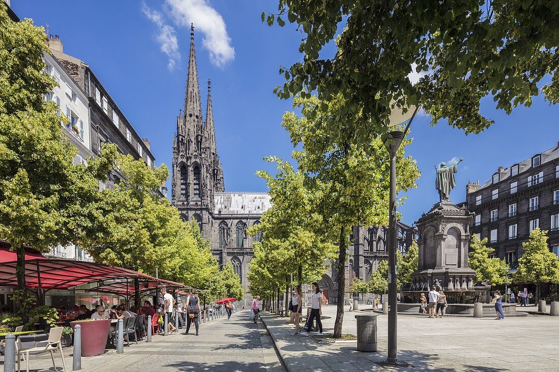 France, Puy de Dome, Clermont Ferrand, the old town, place of la Victoire with a view of the fountain, Notre Dame de l'Assomption and its arrows