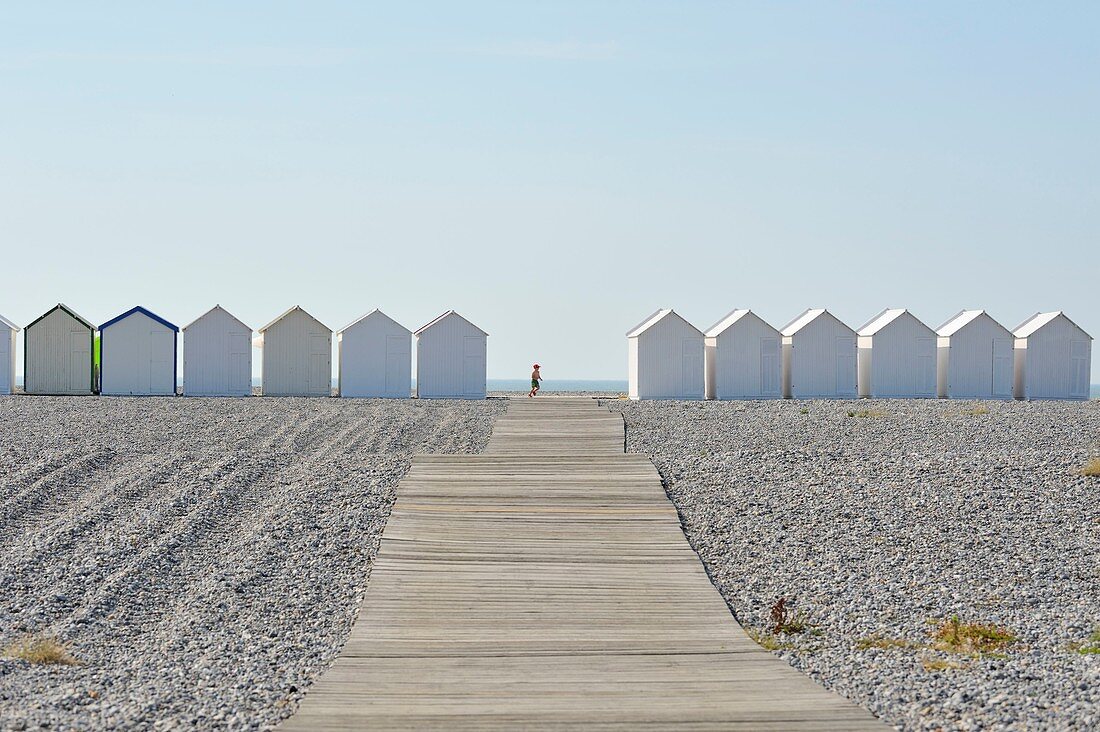 Frankreich, Somme, Bucht der Somme, Cayeux sur Mer, beliebter Badeort mit Kieselstrand und 400 Strandhütten, kleiner Junge rennt zwischen den Kabinen