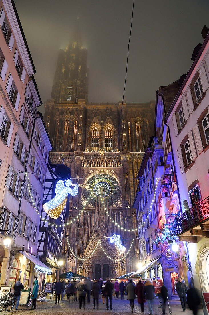 Frankreich, Bas Rhin, Straßburg, Altstadt, UNESCO-Weltkulturerbe, Weihnachtsdekoration, Rue Merciere und Kathedrale Notre Dame
