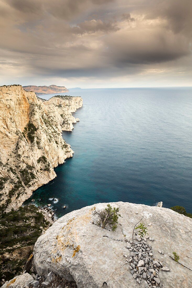 Frankreich, Bouches-du-Rhône, Nationalpark Calanques, Marseille, 9. Bezirk, Calanque du Devenson und Steilküste der Aiguille de l'Eissadon