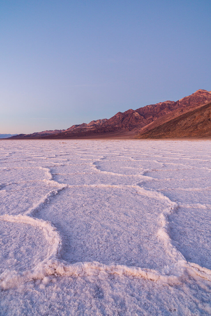 Sonnenuntergang an der Senke Badwater, dem niedrigsten Punkt in Nordamerika, Death Valley Nationalpark, Inyo County, Kalifornien, Nordamerika, USA