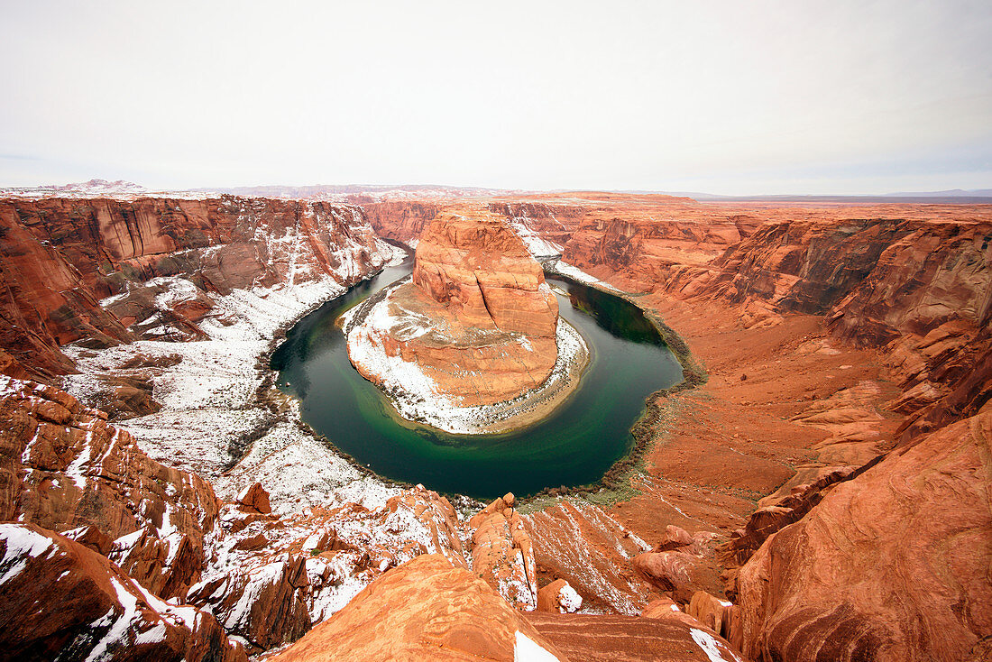 Horseshoe Bend (hufeisenförmiger Talmäander des Colorado River) in der Wintersaison, Erholungsgebiet Glen Canyon, Page, Arizona, USA
