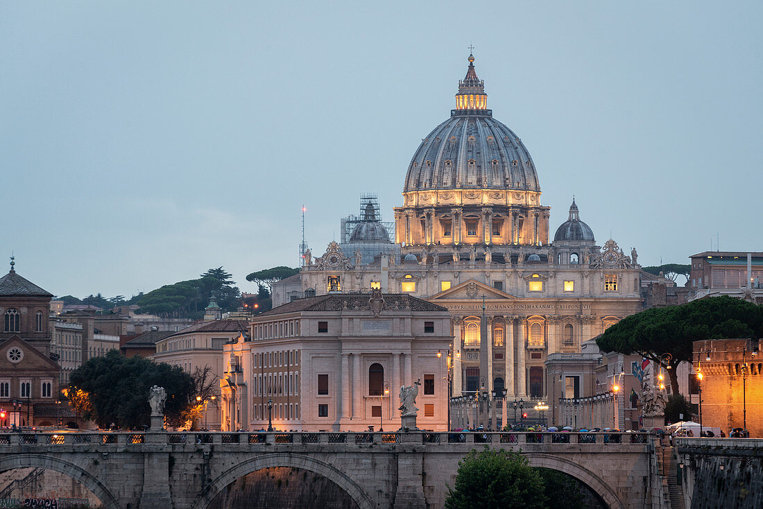 Abenddämmerung am Petersdom in Rom, Latium, Italien, Europa