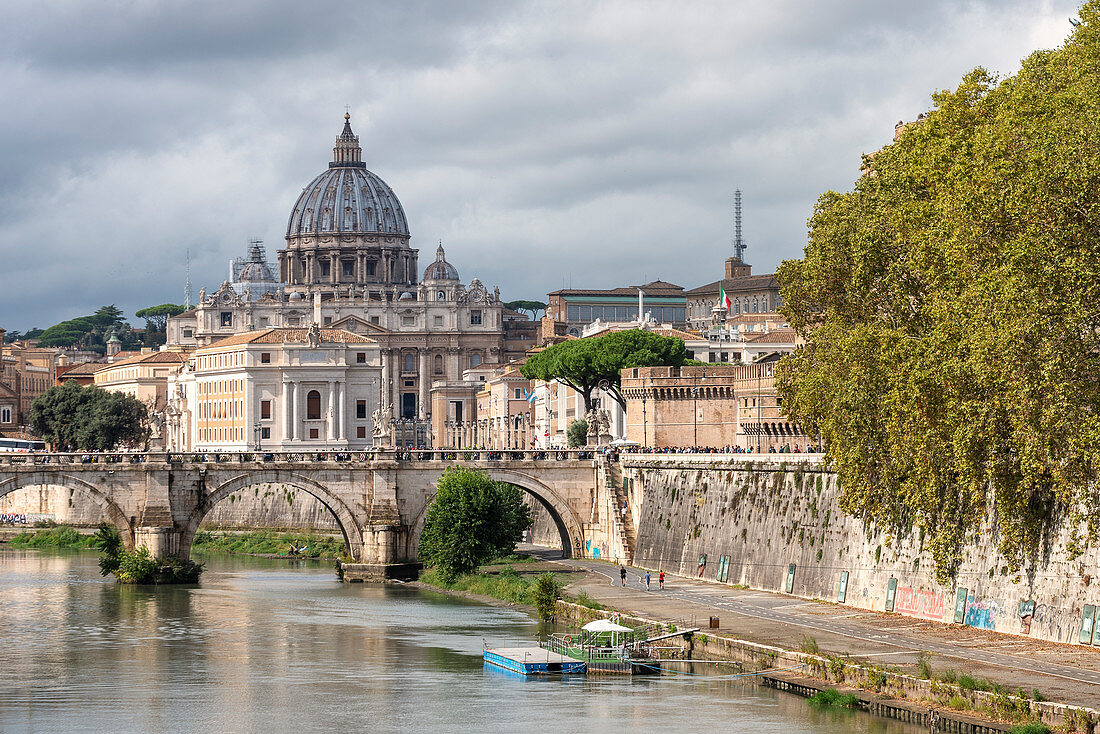 Der Blick auf den Tiber mit der Brücke Sant'Angelo und der Basilika San Pietro im Hintergrund, Rom Latium Italien Europa