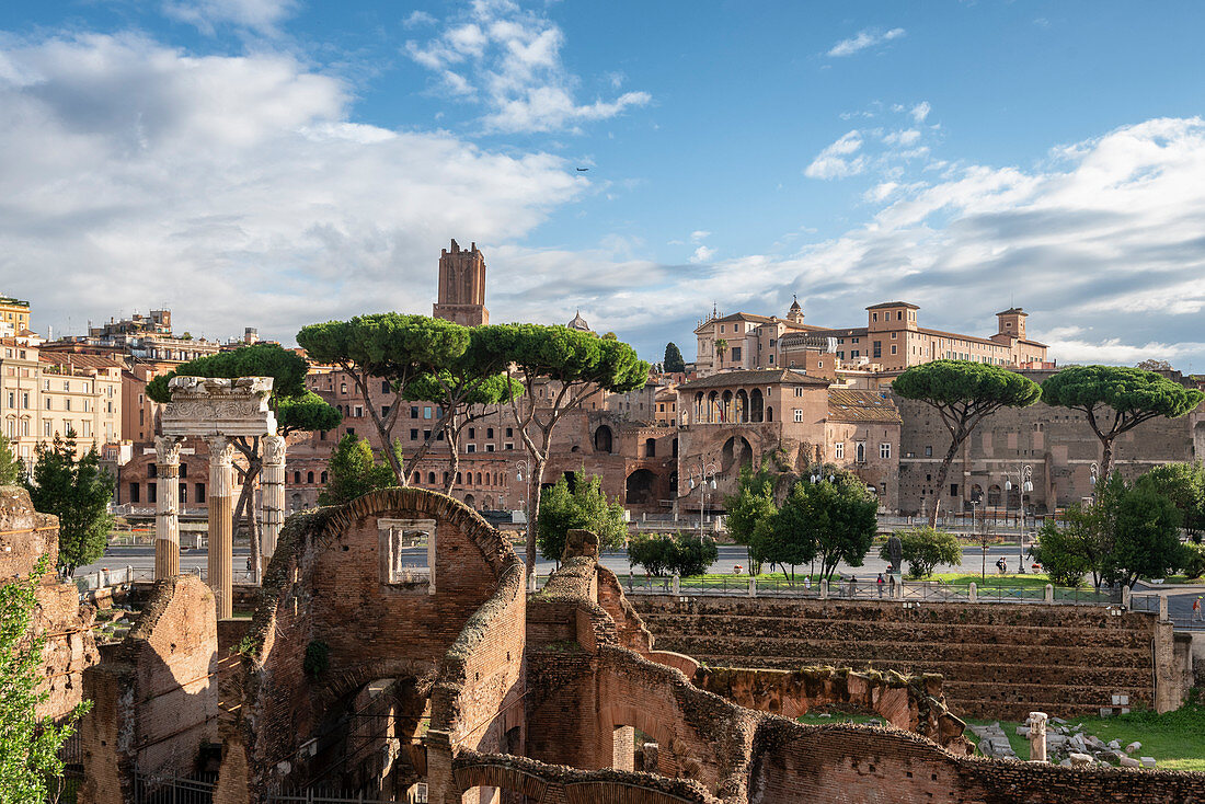 Cesare's Forum und über die Hintergrundmärkte von Traiano und den Turm von Milizie, Rom, Latium, Italien, Europa