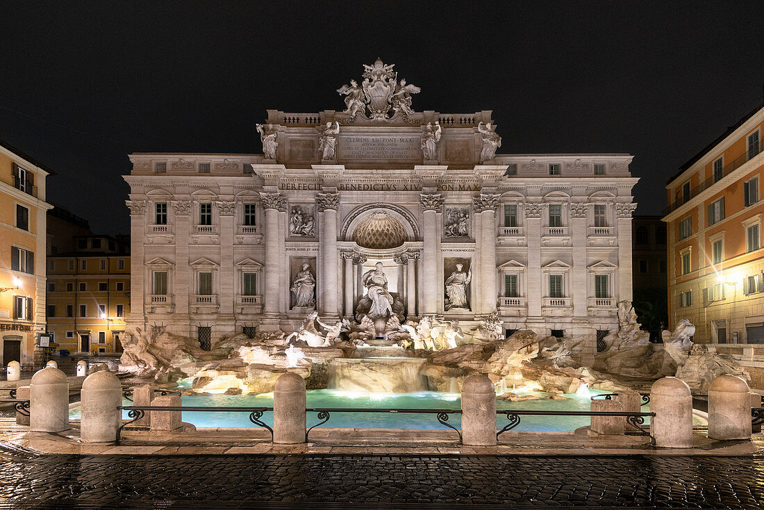 Trevi-Brunnen beleuchtet durch Straßenlaternen, Rom, Latium, Italien, Europa,