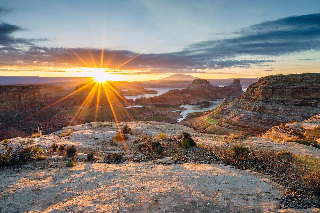 Sonnenaufgang, am Alstrom Point, Lake Powell, in der Glen Canyon National Recreation Area, Page, zwischen Arizona und Utah, USA