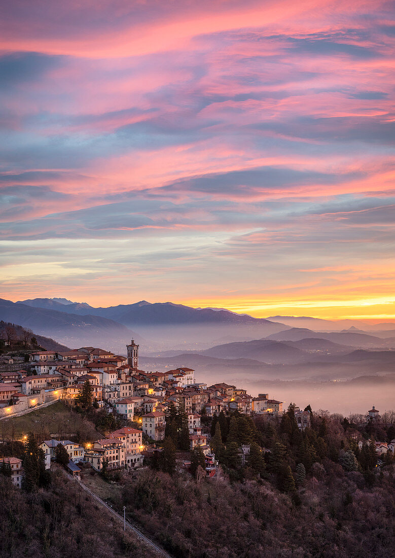 Das kleine Dorf Santa Maria del Monte in der Abenddämmerung von Campo dei Fiori, Parco Campo dei Fiori, Varese, Lombardei, Italien, Europa