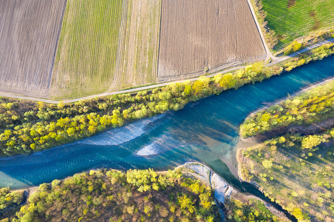 Luftaufnahme des Flusses Adda, Valtellina, Provinz Sondrio, Lombardei, Italien, Europa