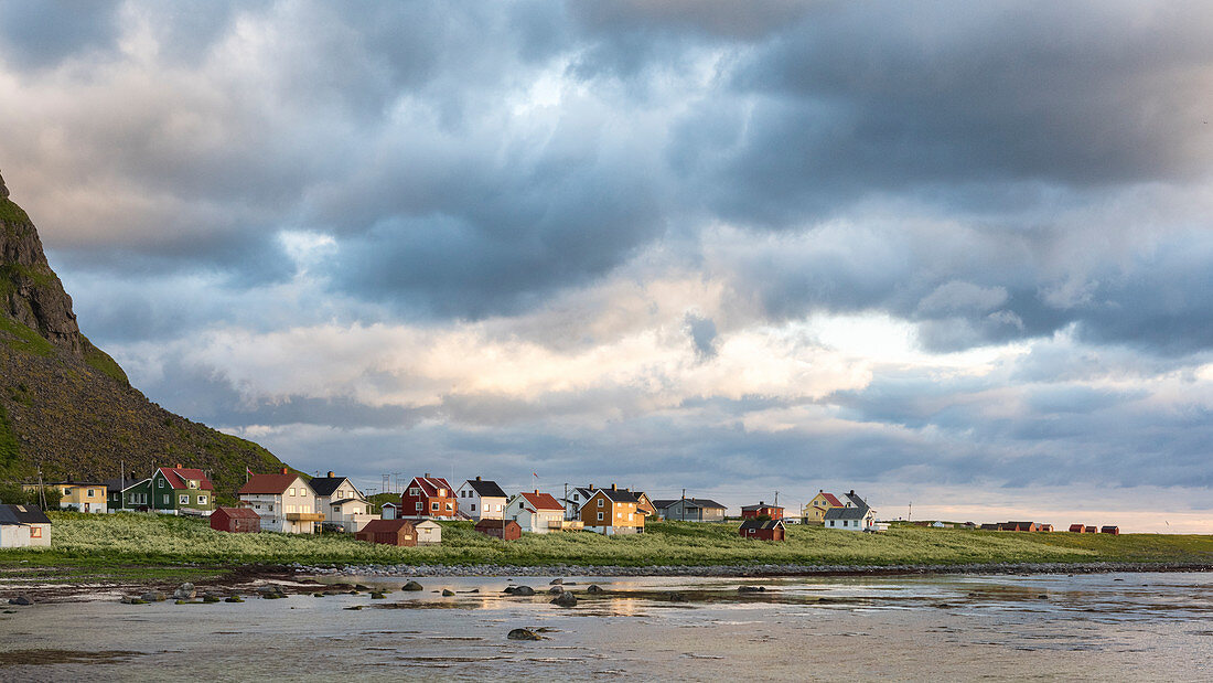 Wolken und Mitternachtssonne im typischen Fischerdorf, Eggum, Unstad, Vestvagøy, Lofoten, Norwegen, Europa