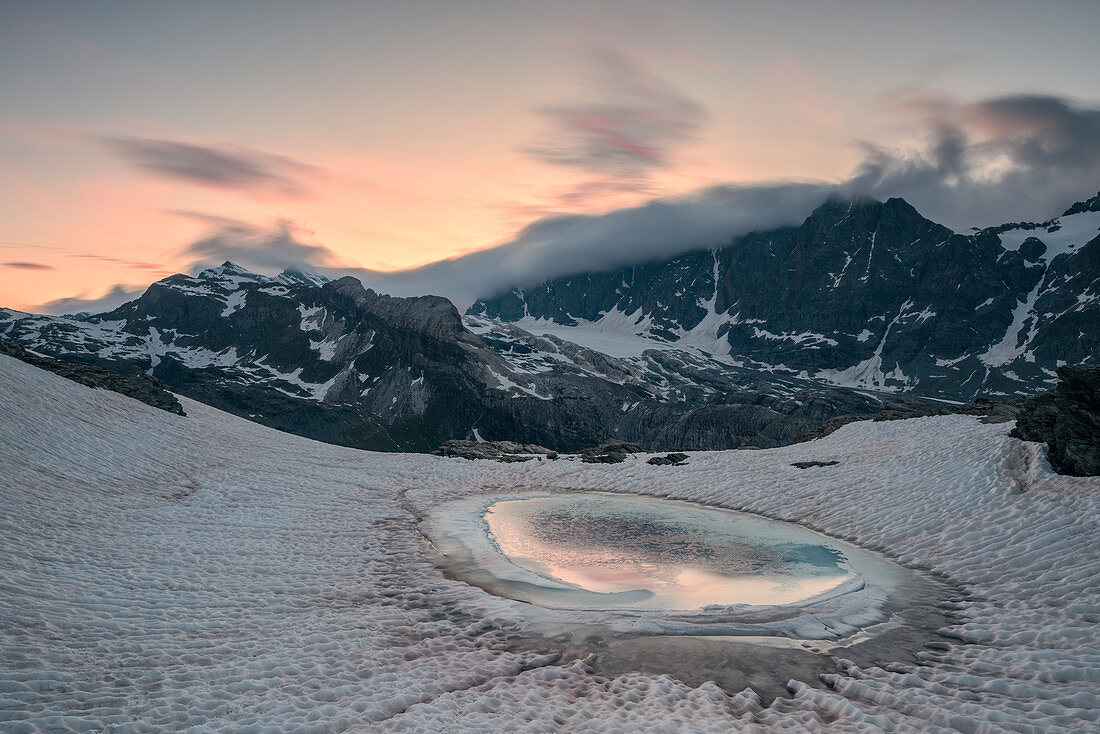 Forbici See im Tauwetter während eines Frühlings-Sonnenuntergangs, Valmalenco, Valtellina, Provinz Sondrio, Lombardei, Italien, Europa