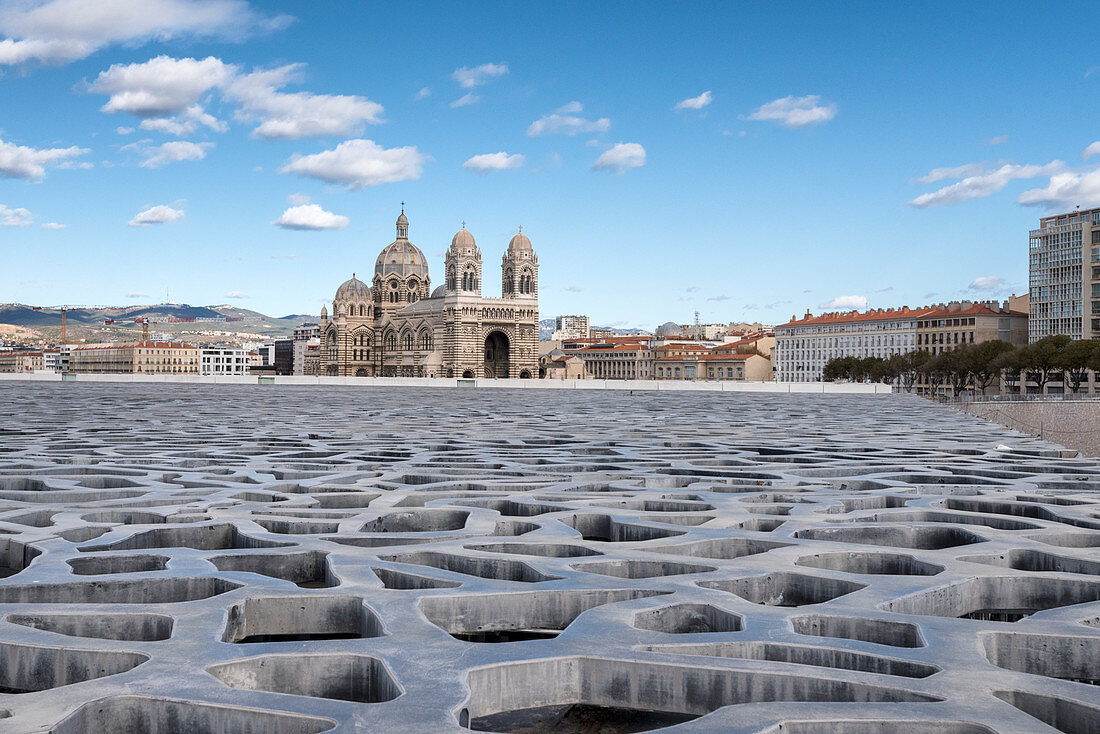 Das Dach des Museums der Zivilisationen Europas und des Mittelmeers und im Hintergrund die Kathedrale von Marseille, Marseille, Departement Bouche-du-Rhone, Region Provence-Alpes-Côte d'Azur, Frankreich, Europa