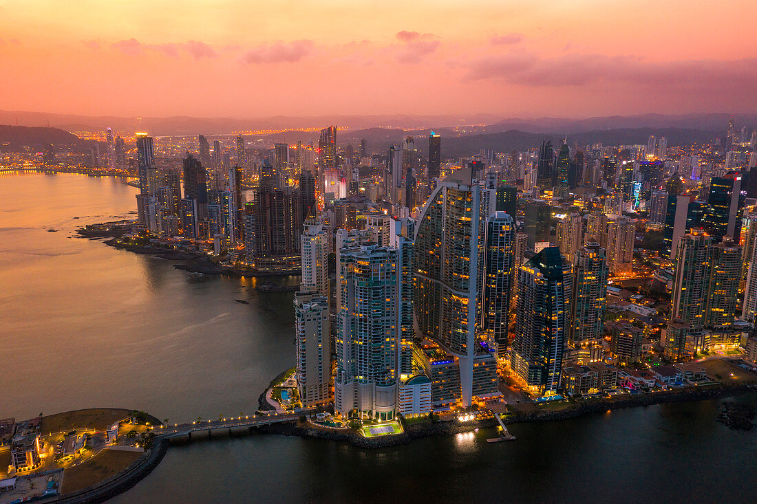 Luftaufnahme der Wolkenkratzer von Panama City in der Abenddämmerung, Panama City, Panama, Mittelamerika