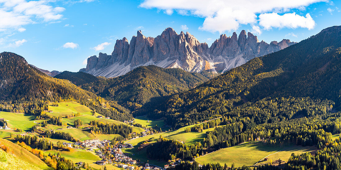 St. Magdalena, Tal von Funes, Bozen, Südtirol, Trentino Südtirol, Italien, St. Magdalena Dorf mit der Puez Geiselgruppe der Dolomiten im Hintergrund