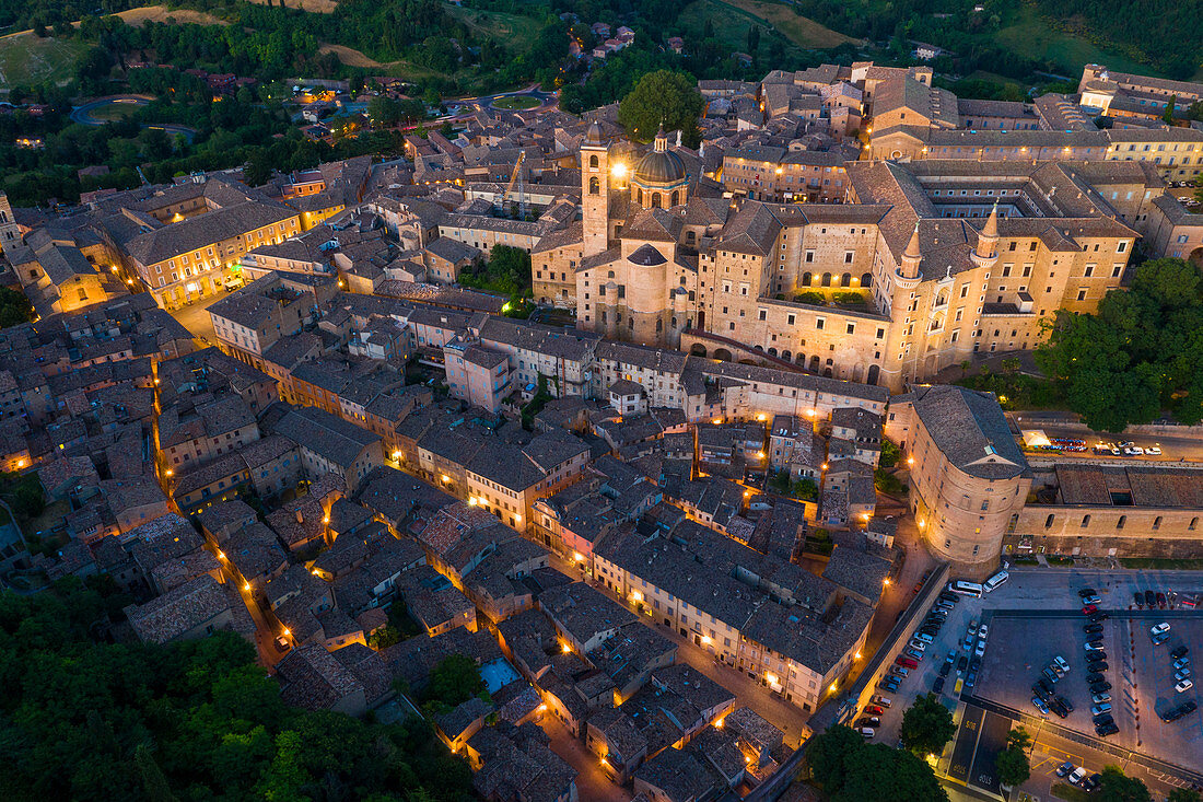 Luftaufnahme von Urbino in der Abenddämmerung, Urbino, Marken, Italien, Europa