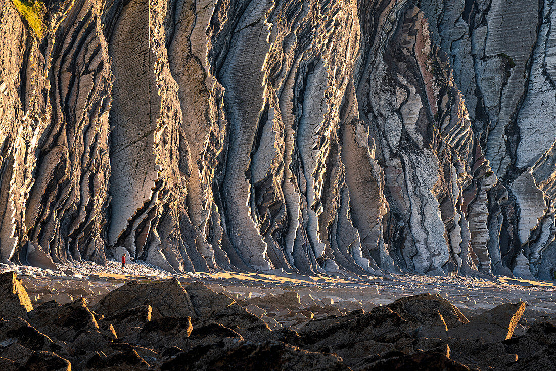 Itxaspe, Gipuzkoa, Baskenland, Spanien, Flysch am Playa Sakoneta, Mann bewundert die Aussicht