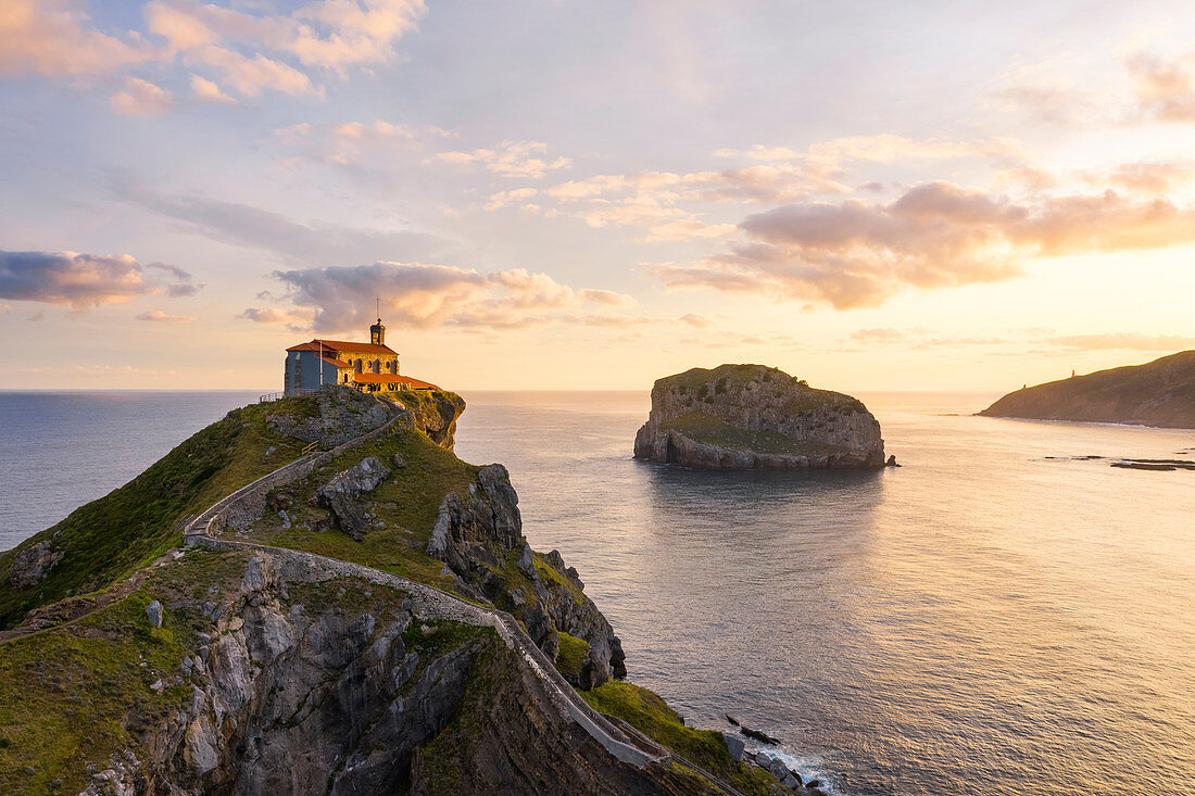 Gaztelugatxe, Biskaya, Baskenland, Spanien, Luftaufnahme der Insel und der Einsiedelei bei Sonnenaufgang