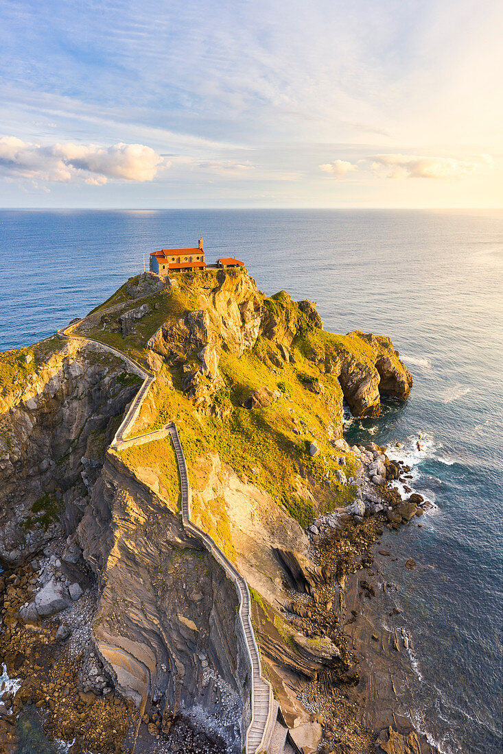 Gaztelugatxe, Biskaya, Baskenland, Spanien, Luftaufnahme der Insel und der Einsiedelei bei Sonnenaufgang