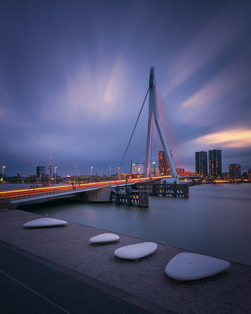 Blick auf die Erasmus-Brücke während der blauen Stunde vor dem Sturm, Erasmusbrug, Rotterdam, Willemsplein, Südholland, Niederlande, Europa, Langzeitbelichtung