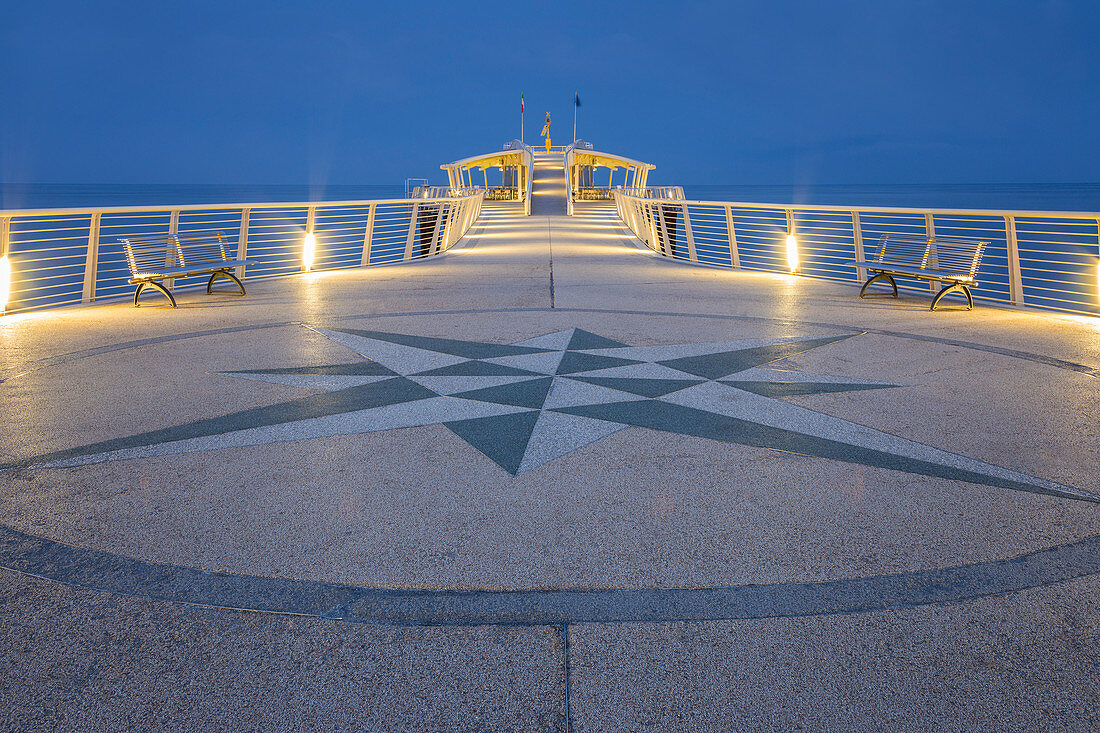 Lido di Camaiore beleuchtet im Morgengrauen, Provinz Lucca, Versilia, Toskana, Italien, Europa