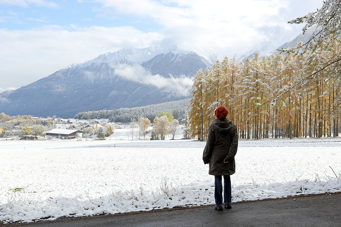 Spaziergang im ersten Schnee, Spätherbst auf dem Mieminger Plateau, Tirol, Österreich