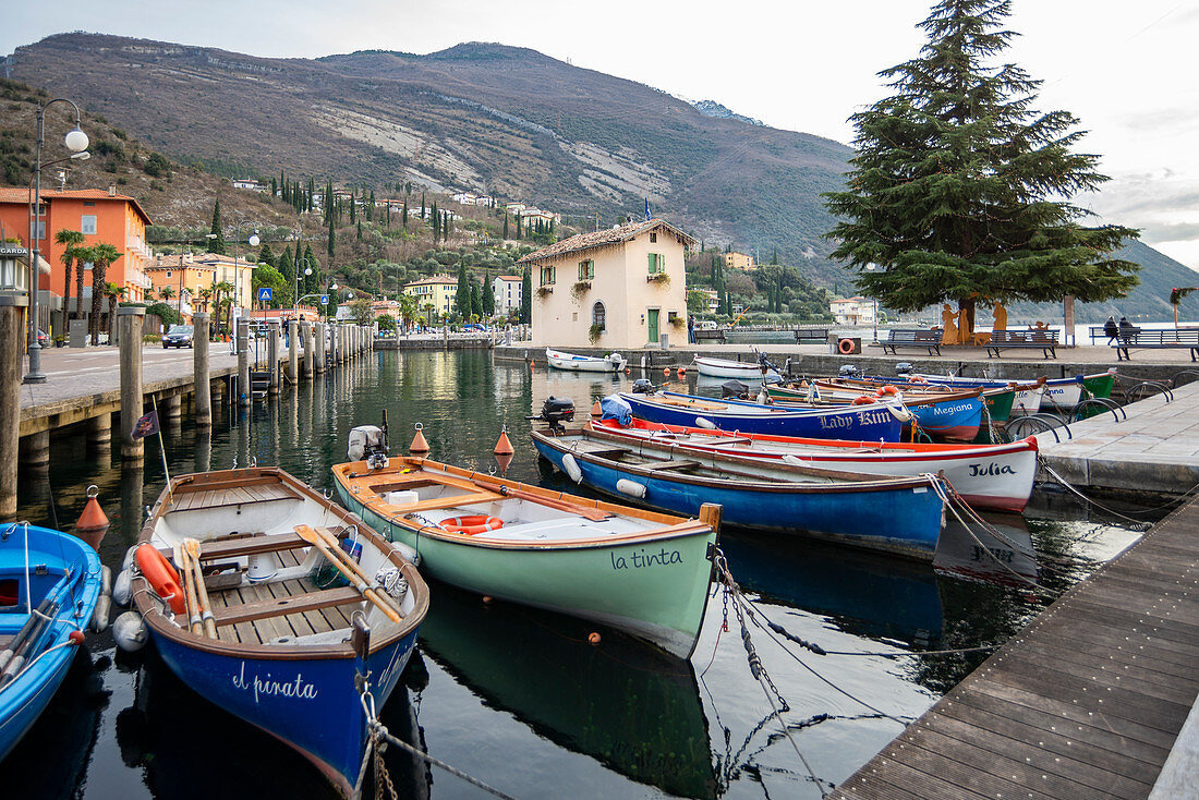 Torbole, Provinz Trient, Südtirol, Italien, Europa, im Hafen von Torbole vertäute Holzboote