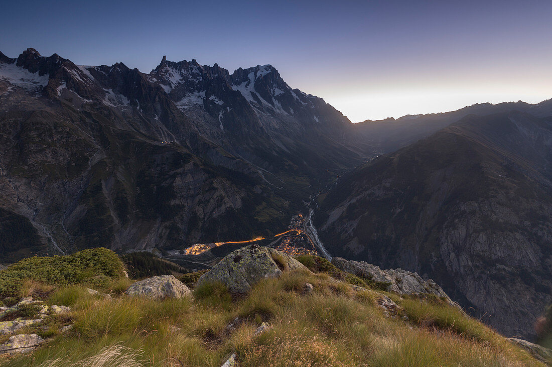 Panorama auf Courmayeur und das Zentraltal vom Mont Chétif bei Sonnenaufgang, Aostatal, Italien