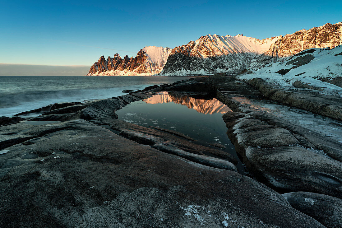 Berg 'Teufelszähne', Reflexionen im Wasser entlang des Ersfjords, Senja, Nordnorwegen, Europa