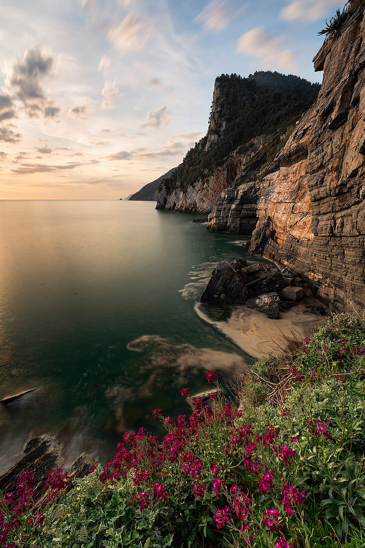 Frühlingssonnenuntergang entlang ligurischer Küste, Gemeinde Portovenere, Provinz La Spezia, Ligurien, Italien, Europa