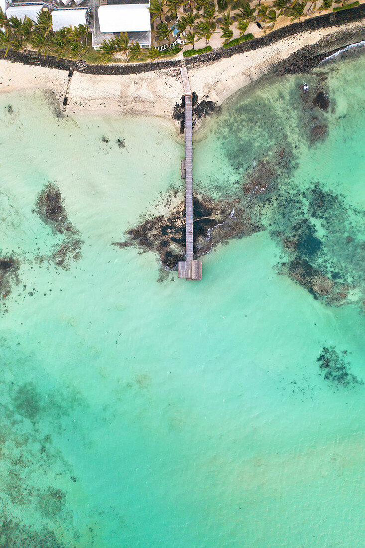 Vertikale Aufnahme eines Piers entlang eines schönen Strandes, Trou d'Eau Douce, Mauritius, Indischer Ozean, Afrika