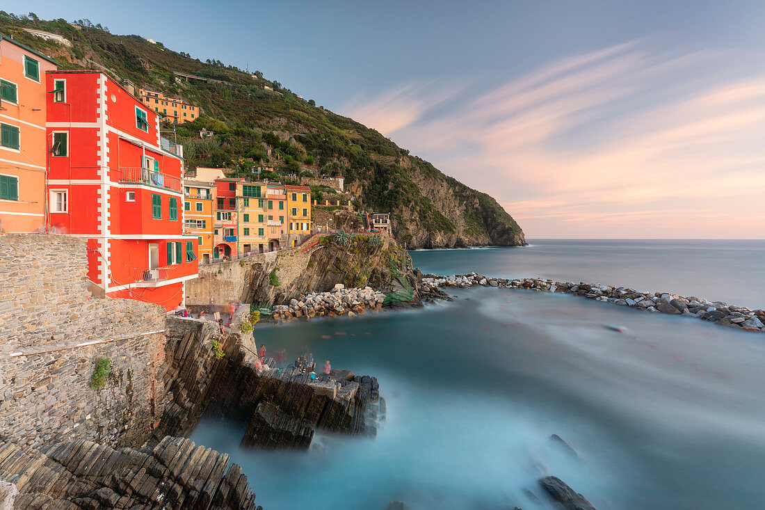 Herbstsonnenuntergang am Hafen von Riomaggiore mit Langzeitbelichtung, Nationalpark Cinque Terre, Manarola, Gemeinde Riomaggiore, Provinz La Spezia, Region Ligurien, Italien, Europa