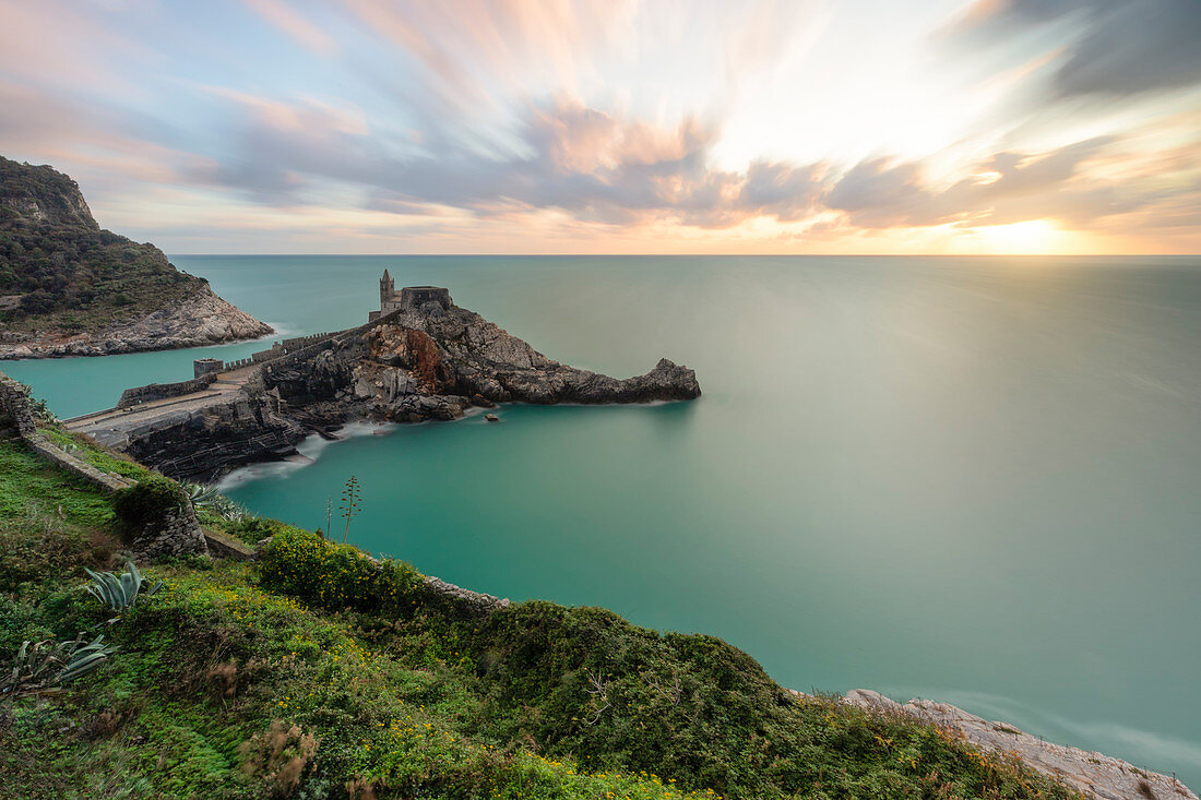 Panoramablick auf die Kirche von San Pietro über den Klippen, Gemeinde Porto Venere, Provinz La Spezia, Region Ligurien, Italien, Europa