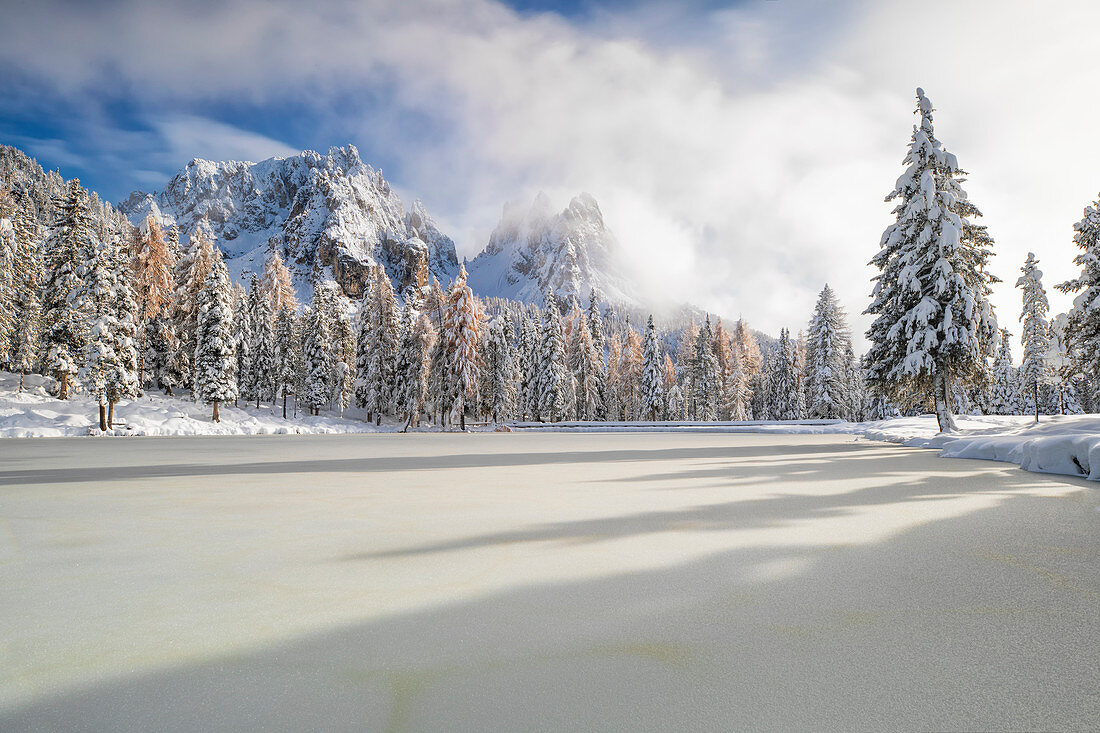 Der berühmte Cadini des Misurina-Berg, gesehen vom Antorno See aus in der Winterzeit, Dolomiti, Gemeinde Auronzo di Cadore, Provinz Belluno, Region Venetien, Italien, Europa