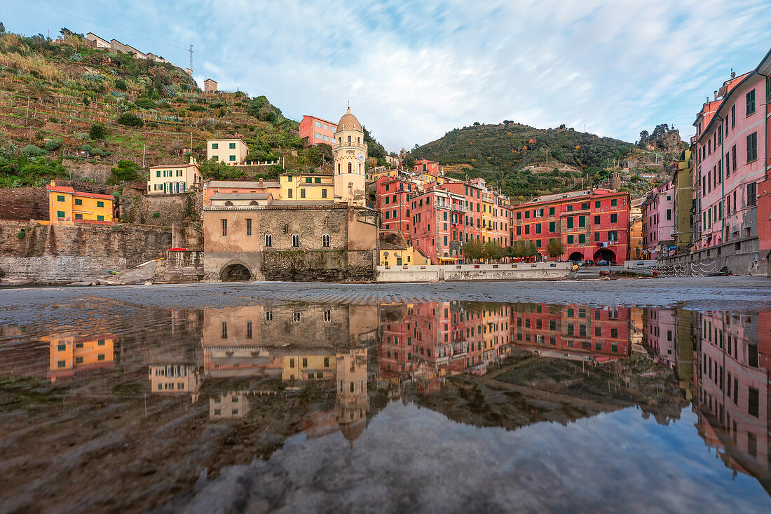 Das alte Dorf Vernazza, reflektiert im Pool, Cinque Terre, Weltkulturerbe, Provinz La Spezia, Region Ligurien, Italien, Europa.