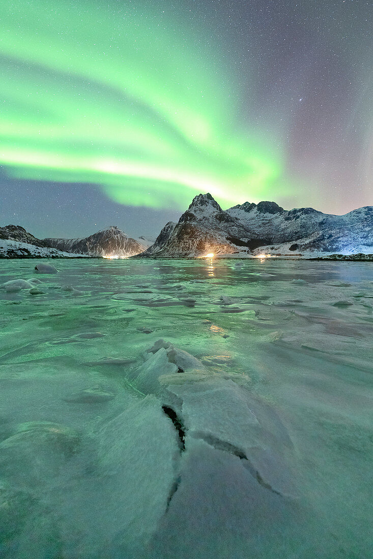 Nordlichter ziehen ihre Magie in den Himmel und erleuchten Flakstadpollen, Gemeinde Flakstad, Flakstadoy, Nordland, Lofoten, Norwegen, Skandinavien, Europa