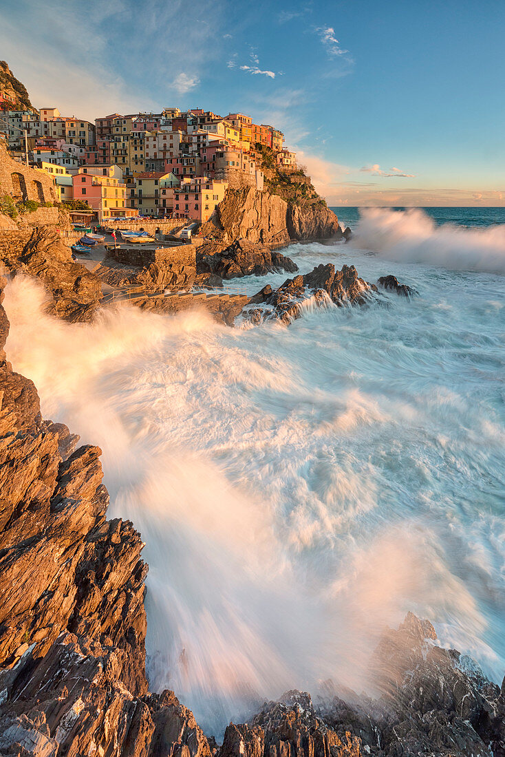 Ein starker Sturm trifft auf das Dorf Manarola, Nationalpark Cinque Terre, Gemeinde Riomaggiore, Provinz La Spezia, Region Ligurien, Italien, Europa
