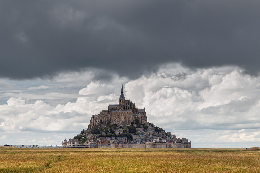 Mont-Saint-Michel Normandie, Frankreich, Blick auf Mont-Saint-Michel vor einem Sturm