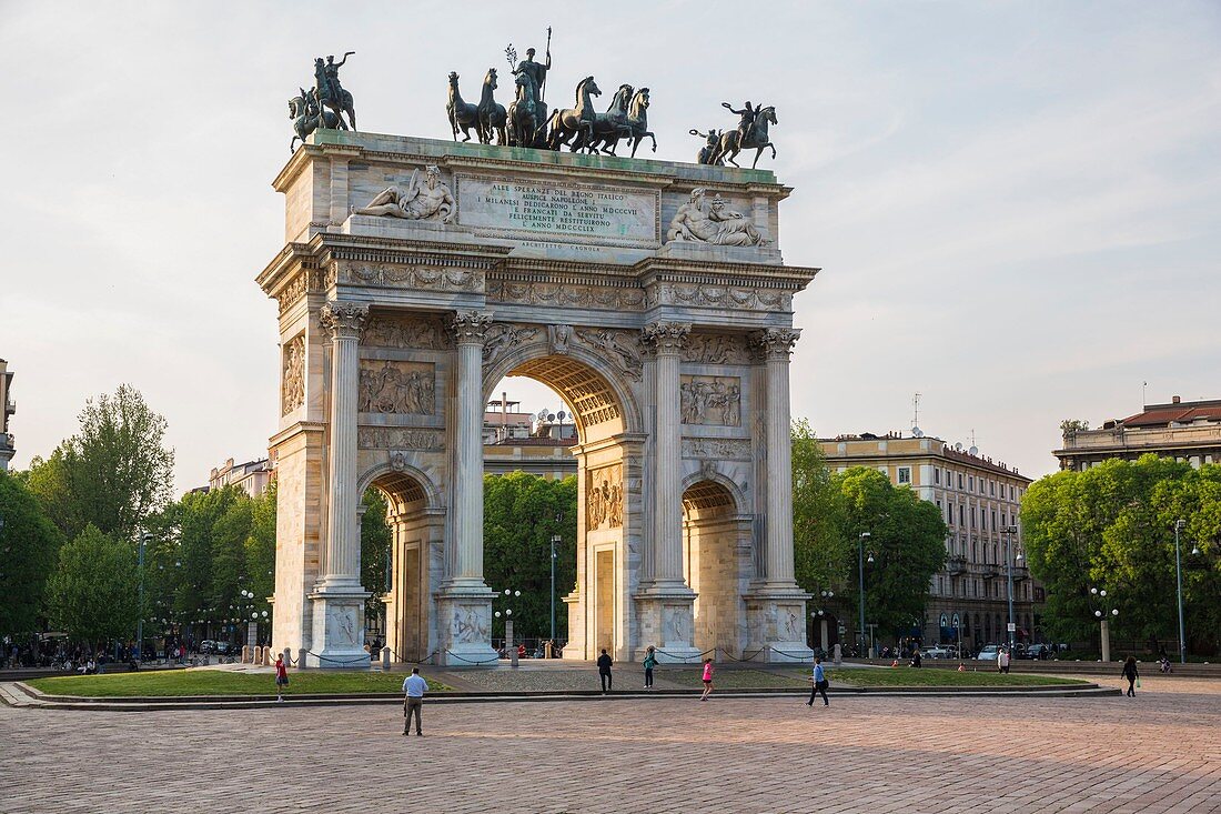 Italien, Lombardei, Mailand, Piazza Sempione, Porta Sempione, gekennzeichnet durch einen historischen Triumphbogen, den Friedensbogen (Arco della Pace), der 1807 unter napoleonischer Herrschaft vom Architekten Luigi Cagnola erbaut wurde