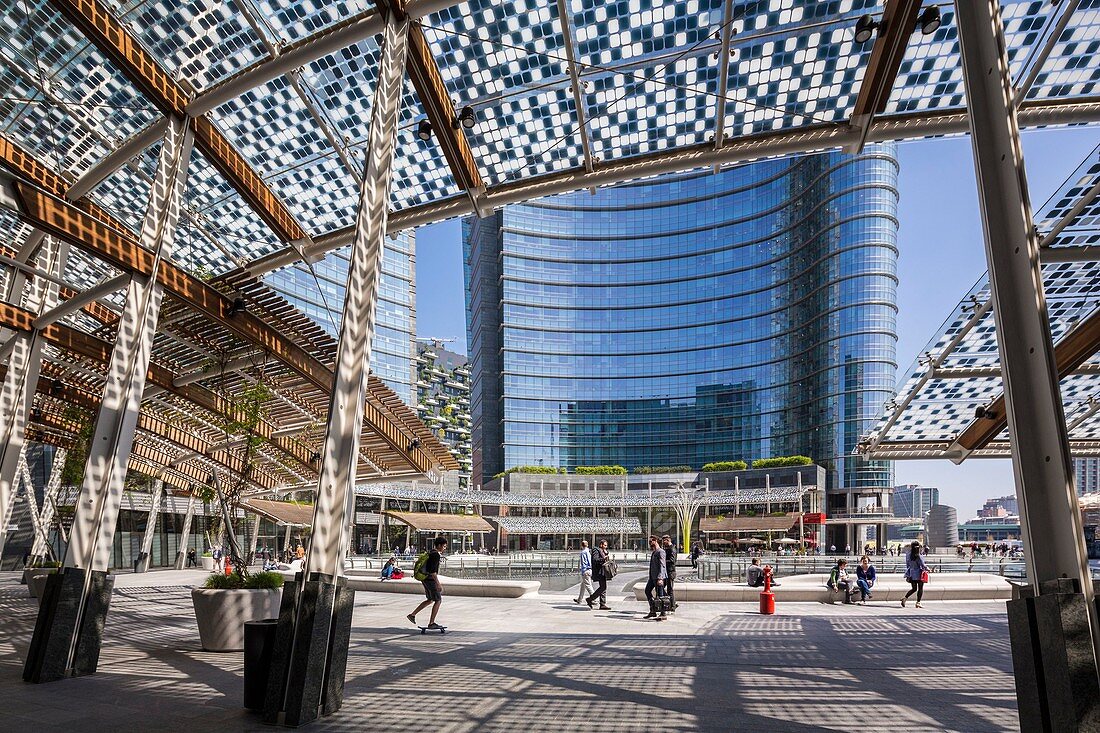 Italy, Lombardy, Milan, Gae Aulenti Square, district of Porta Nuova and the tower Unicredit bigger skyscraper of Italy