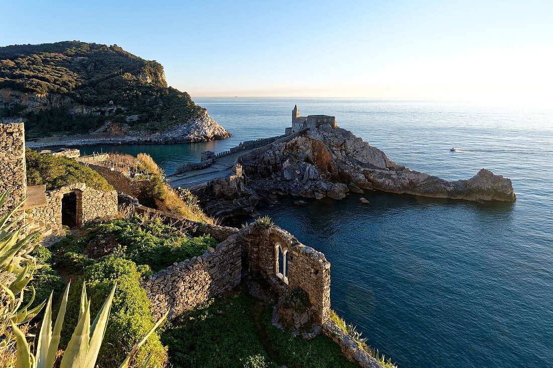Italien, Ligurien, Cinque Terre, Nationalpark Cinque Terre, UNESCO-Weltkulturerbe, Portovenere, Golf der Dichter, Kirche San Pietro